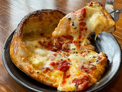 フレッシュなトマトとたっぷりチーズを使用したカルツォーネの画像