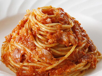 トマトソースを使ったパスタ料理の画像