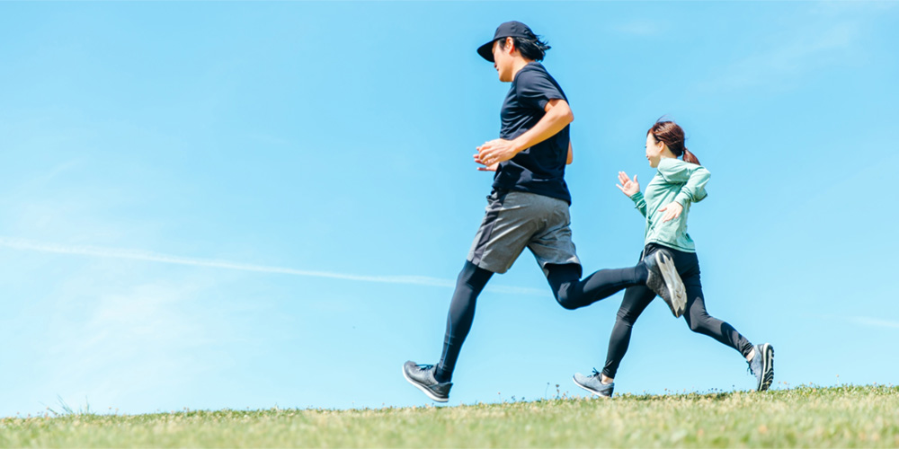 ランニングする男女のイメージ画像