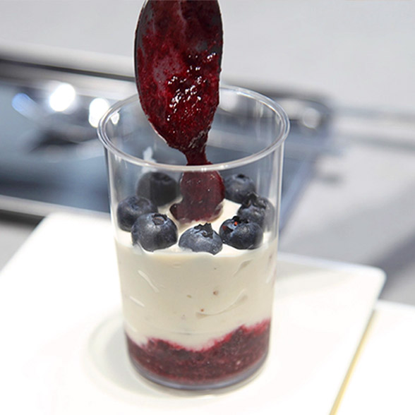 ブルーベリーソースをのせてジェラートを作っている画像