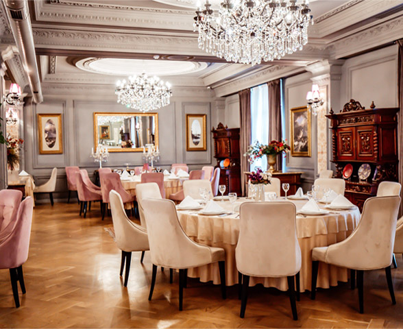 クラシカルでラグジュアリーな内装の高級レストランのイメージ画像
