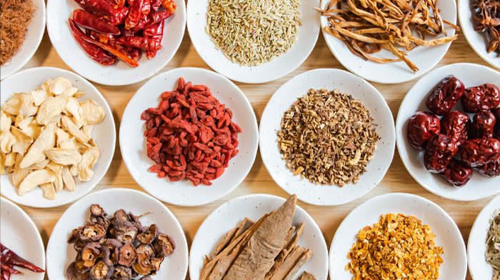 屋外で体操をする3人のアジア系男女のイメージ画像