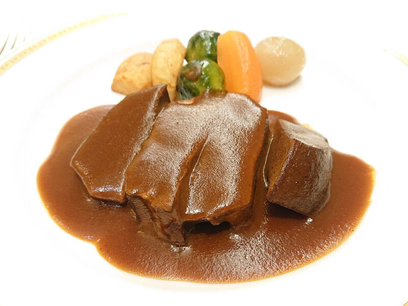 自家製デミグラスソースで丁寧に煮込んだタンシチュー