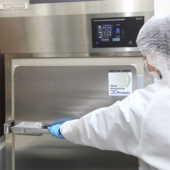 高湿度冷気で急速冷却が可能なフリーザーの扉に手をかける作業員の写真