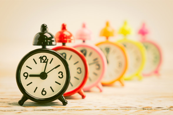 たくさんの時計が並んでいる、“時間”のイメージ画像