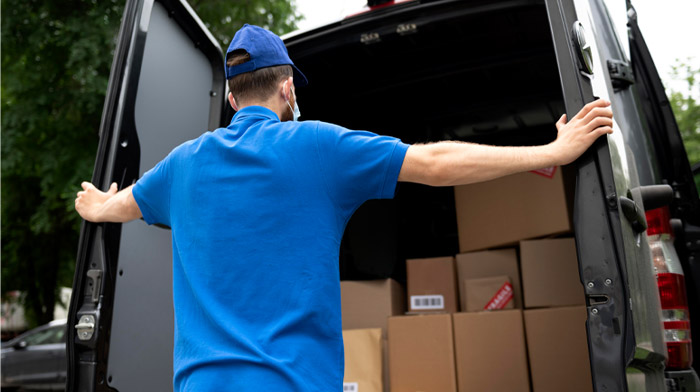荷台の扉を開ける宅配スタッフのイメージ画像
