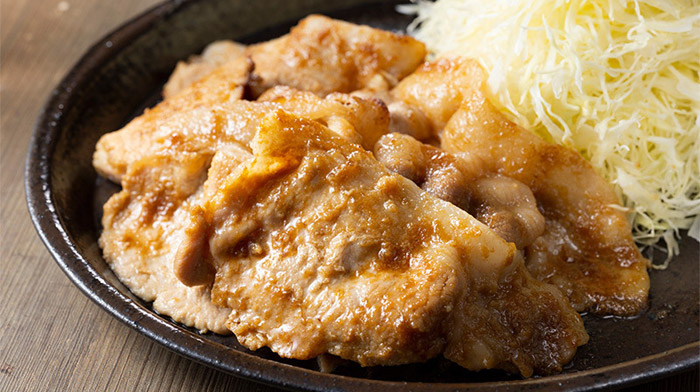 『岩中豚』のロースを使用し、『秘伝のジンジャーソース』をたっぷり染み込ませた生姜焼き