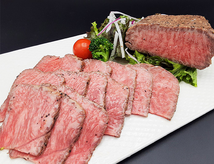 口に入れると、とろける脂と食感が絶妙な、精肉専門店が黒毛和牛を使用したこだわりのローストビーフ。