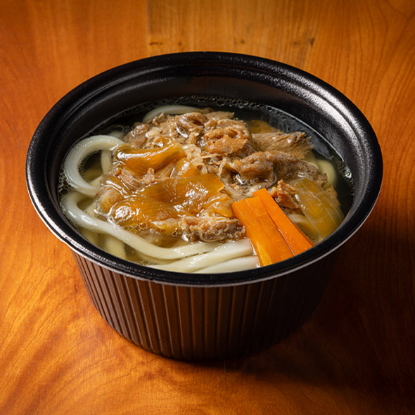 厳選した国産の牛肉をふんだんに使用し、肉のうまみを最大限に引き出す甘めの味付けに仕上げたすき焼きうどん。