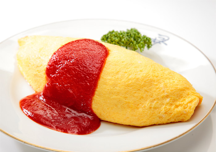 ハムメーカーと共同開発した発色剤不使用の無塩せきハムを使用したオムライスの名店、津々井の初監修の冷凍オムライス。