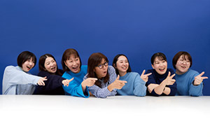 粟辻デザインのメンバー7人の写った写真