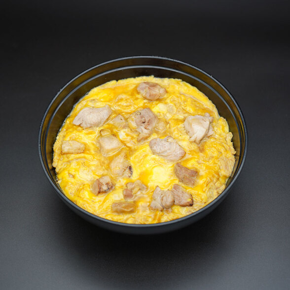 炙りもも肉を使用した親子丼の画像