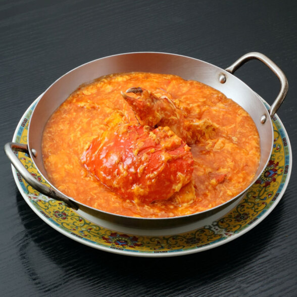 濃厚なチリクラブが盛り付けられた鍋、シンガポール料理の代表格