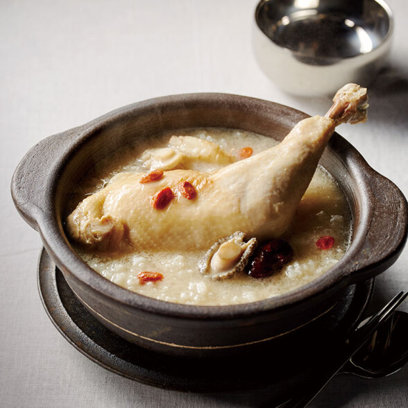 やさしい味わいのスープが自慢の参鶏湯