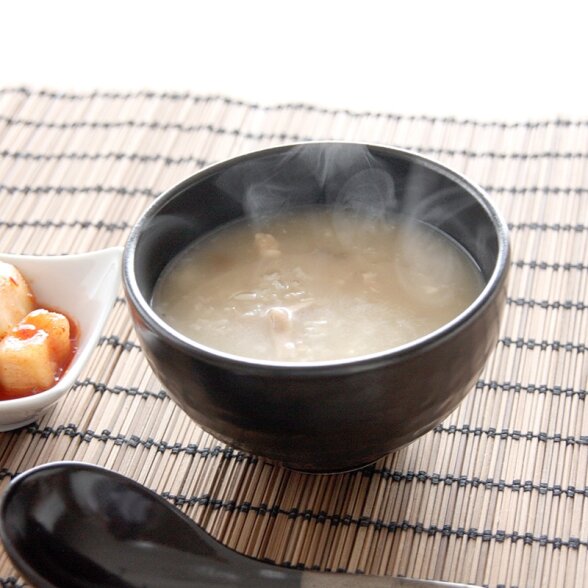 鶏の旨味が溶け出した白濁したスープに、ほぐした鶏、朝鮮人参、なつめ、粟、にんにく、もち米が入ったおひとり様サイズの本格薬膳粥