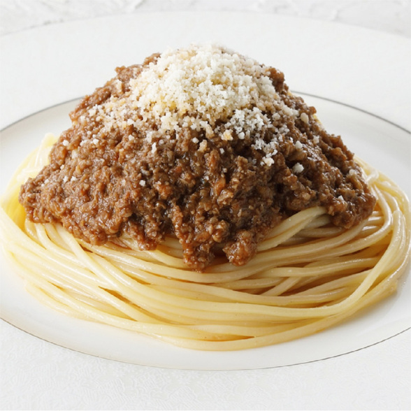 牛肉の薄切り肉を使用することで、ブツブツ感を無くし、ふんわりとした食感に仕上がったミートソーススパゲティ