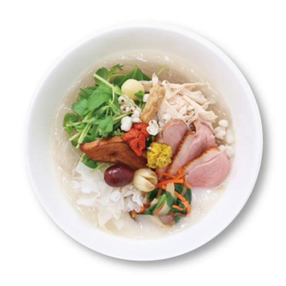 12種類の和漢食材と烏骨鶏出汁の白湯スープ、コシが強い緑豆はるさめ麺を使用した和漢たっぷりのスープを味わえる薬膳料理
