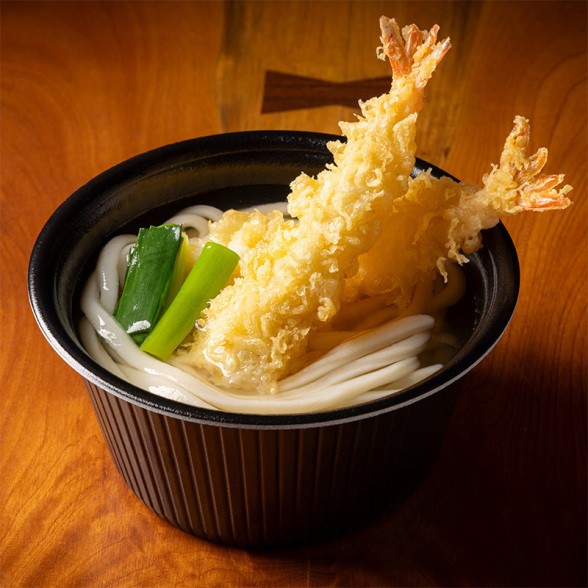 煮干し、削り節、昆布からとった本格的な出汁に、海老の天ぷらを贅沢に2尾トッピングした天ぷらうどん。