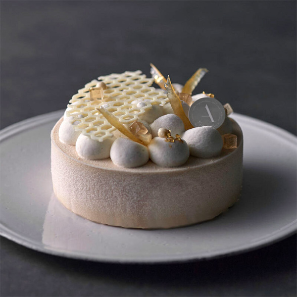 「銀座はちみつ」使用のロイヤルミルクティージェラートにレモンのガナッシュをしのばせたアイスケーキ。