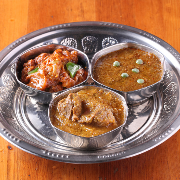 日本最古のインド料理店の人気のカレー三種類（チキン、マトン、キーマ）