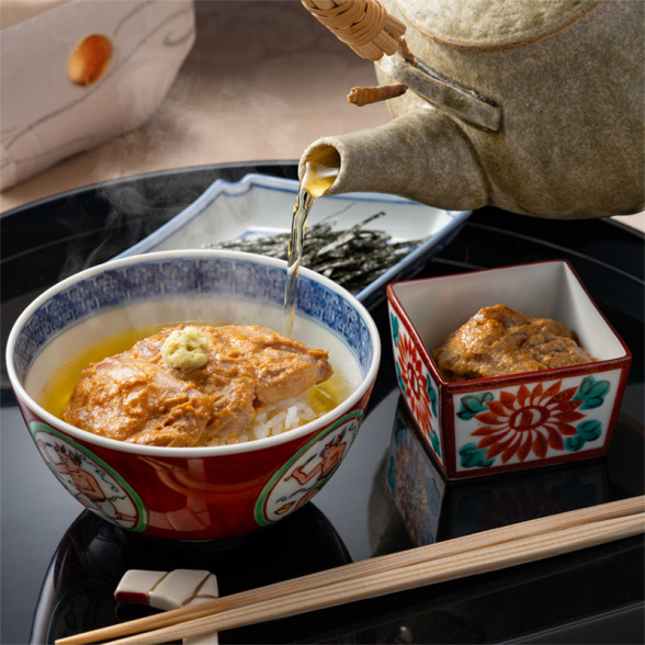 自家製造り醤油ベースに仕上げた胡麻だれが、真鯛の味を引き立てる老舗料亭の鯛茶漬け