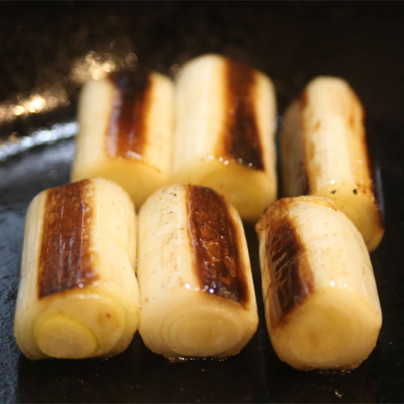 市場にあまり出回らない千住葱を使った焼き葱