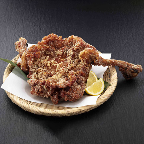 鶏の骨付きもも肉を一枚まるごとたれに漬け込み、片栗粉をまぶしてカリっと揚げた骨付き山賊焼き