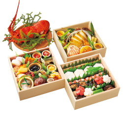＜青草か＞特製おせち料理 木箱三段重 祝い伊勢海老付