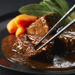 ＜Z's MENU＞牛肉の赤ワイン煮（ブフ ブルギニョン）