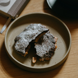＜田中屋せんべい総本家＞チョコとピーナツのお煎餅 かささぎの