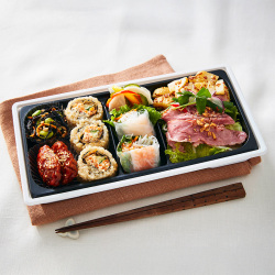 ＜RF1＞玄米ロール入り30品目のSalad bento