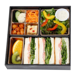 ＜西洋銀座＞スモークサーモンとクリームチーズサンドイッチ弁当