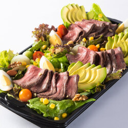 ＜サラダデリ マルゴ＞パーティサラダプレート 国産牛ローストビーフとアボカドのNYデリ風salad【店頭受取】